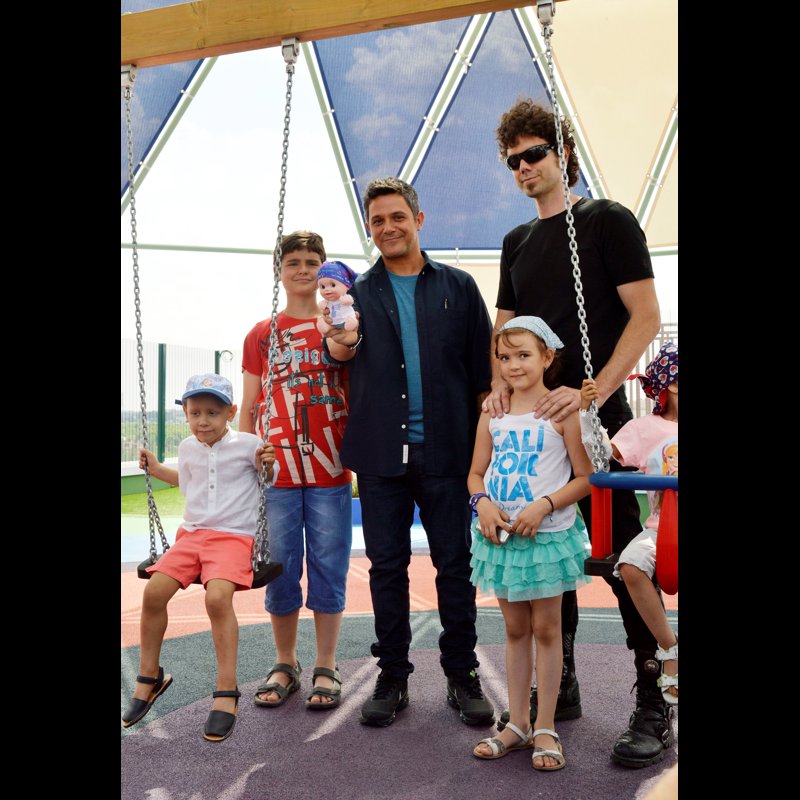 Alejandro Sanz con el Hombre de Negro y los niños del Hospital 12 de Octubre
