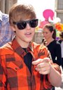 Foto: Justin Bieber protagoniza otro beso... esta vez a una fan canadiense