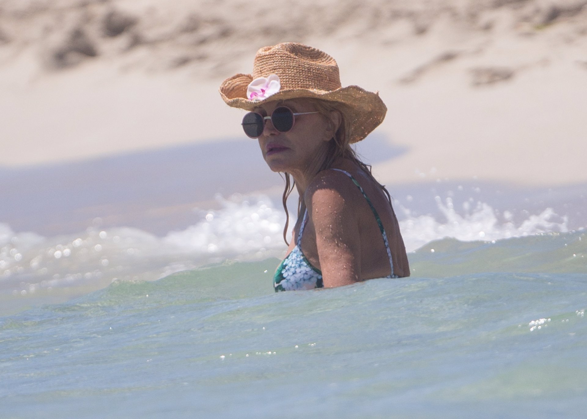 La Baronesa Thyssen saca su lado más cariñoso con sus gemelas en Ibiza