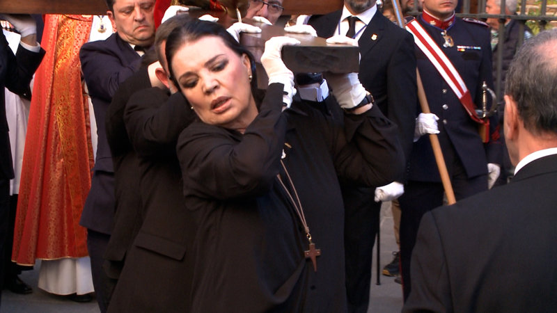 La artista, con evidente gesto de esfuerzo