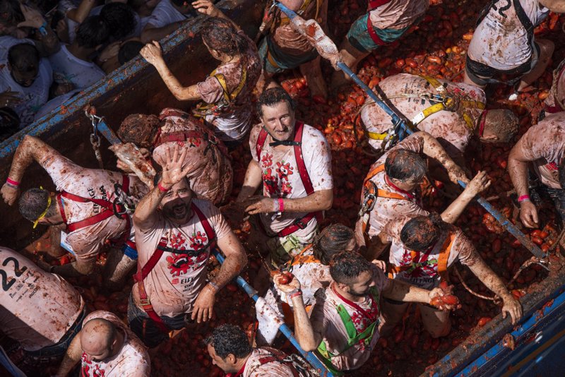 La Tomatina aventaja a San Fermín y a las Fallas