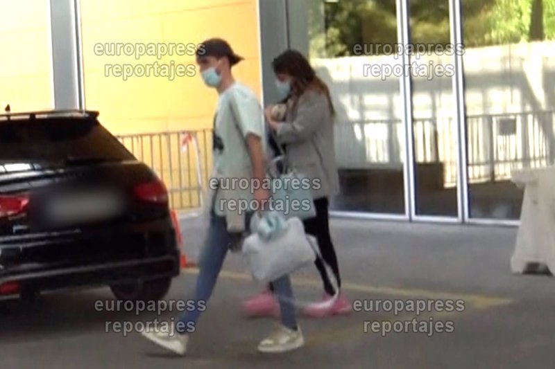 Zayra Gutiérrez y Miki Mejías abandonando el hospital con su hijo Hugo
