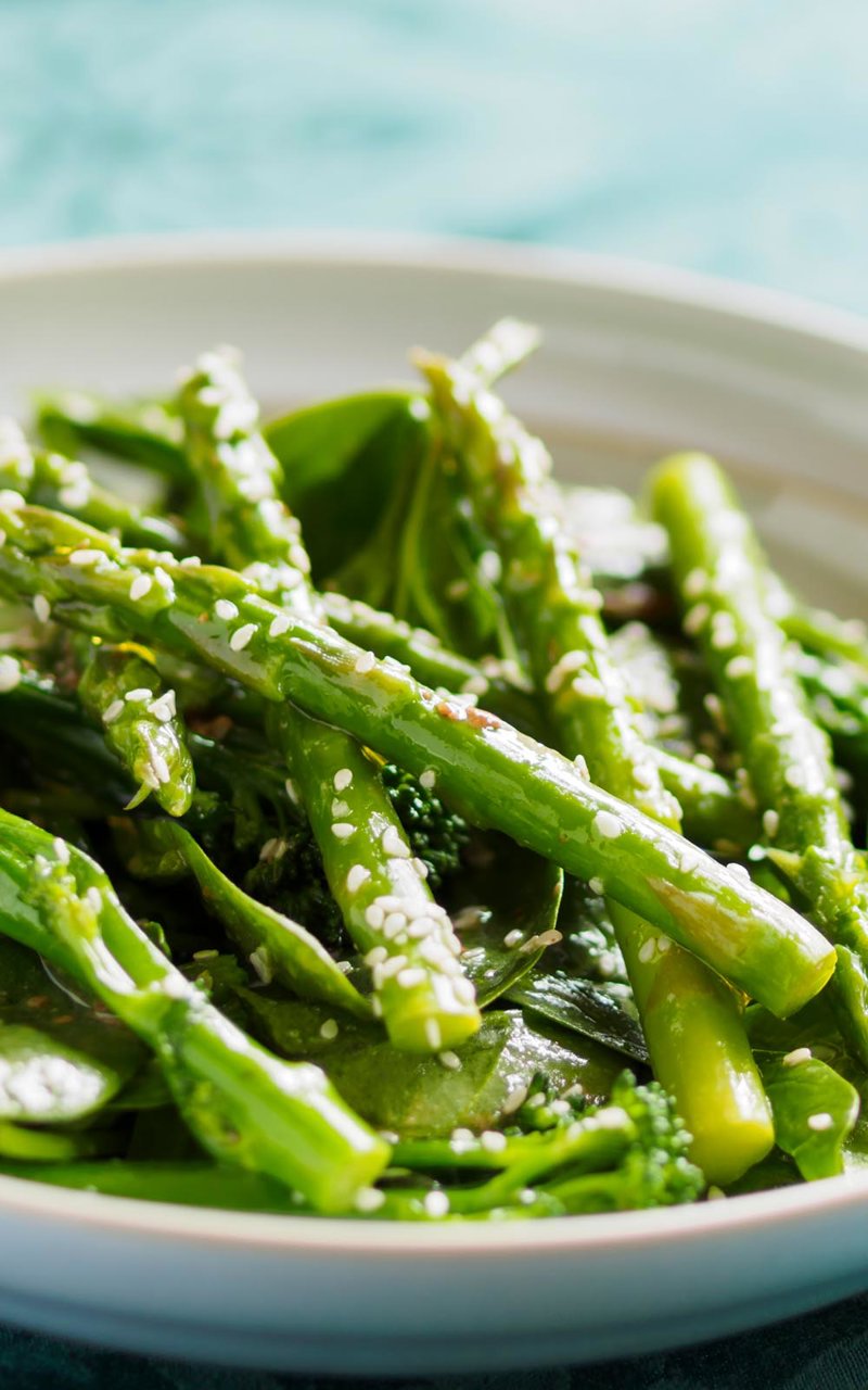 Ensalada vietnamita de espárragos verdes