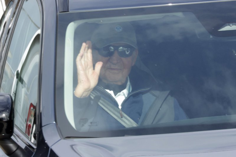 Don Juan Carlos, saludando sonriente