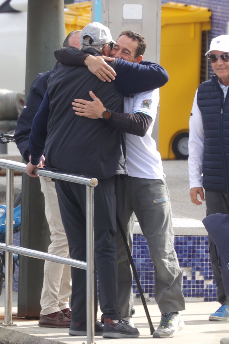 El Rey, saludando cariñosamente a un compañero de vela