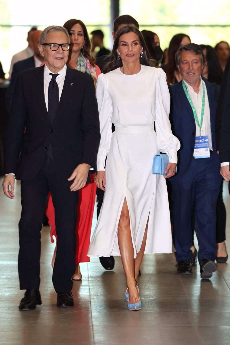 La Reina ha rescatado este miércoles su misterioso conjunto blanco