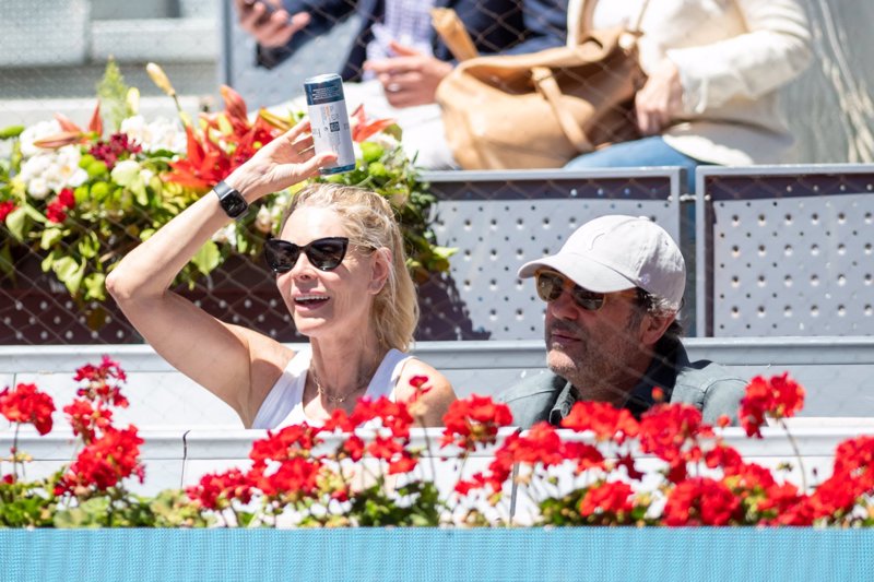 La actriz combatió las altas temperaturas echándose agua por encima