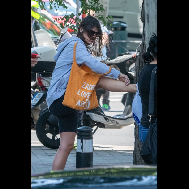 La socialité haciendo estiramientos en plena calle