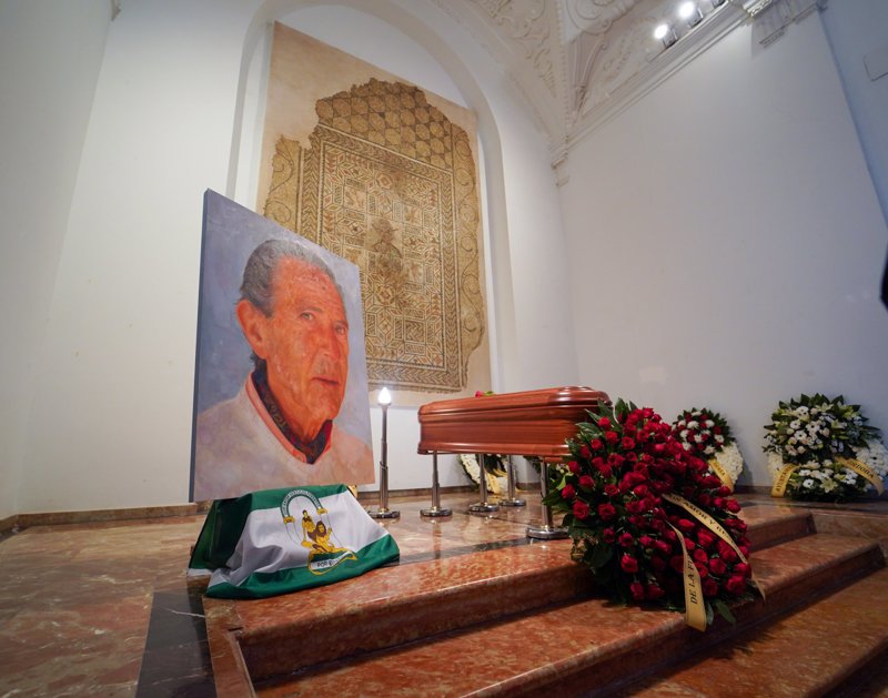 La capilla ardiente de Antonio Gala, presidida por un retrato suyo y una bandera de Andalucía