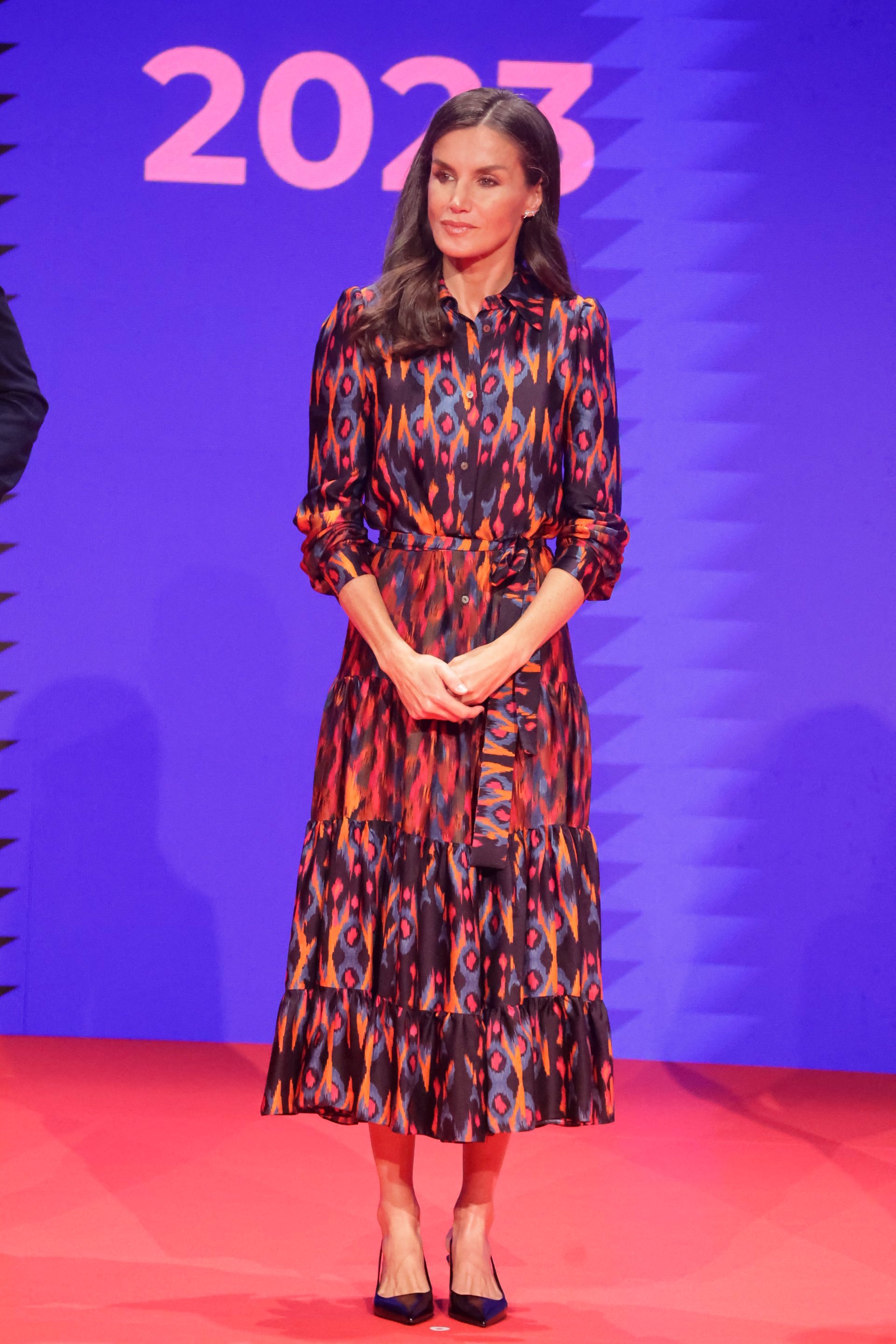 La Reina ha estrenado un original vestido de estampado multicolor