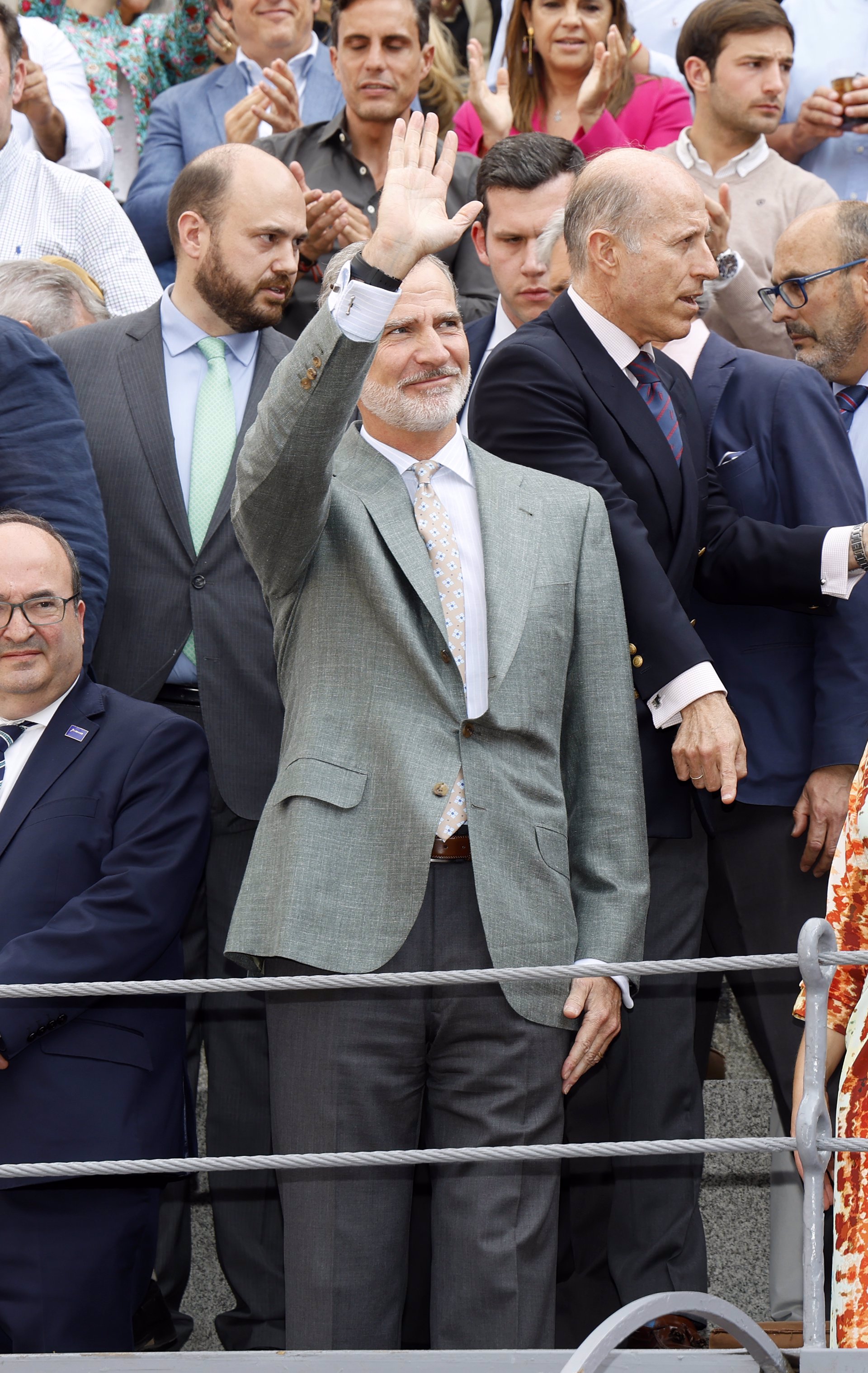 Don Felipe, recibido entre vítores y aplausos