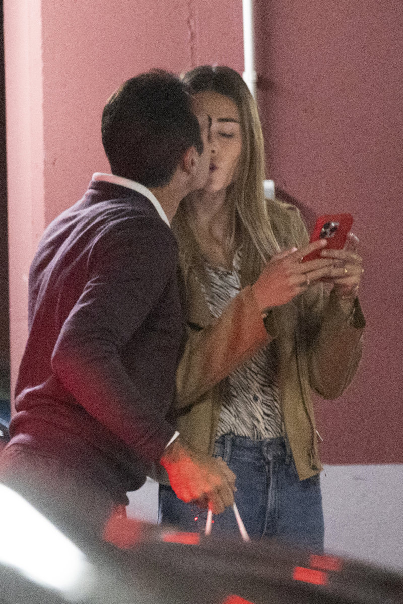 El torero besando cariñosamente a su novia