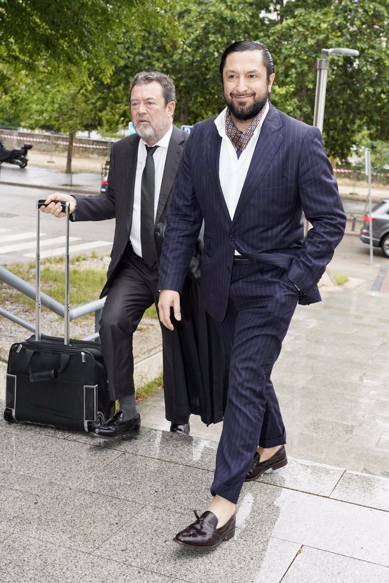 Amargo ha llegado a la Audiencia Provincial con su abogado, Jaime Caballero
