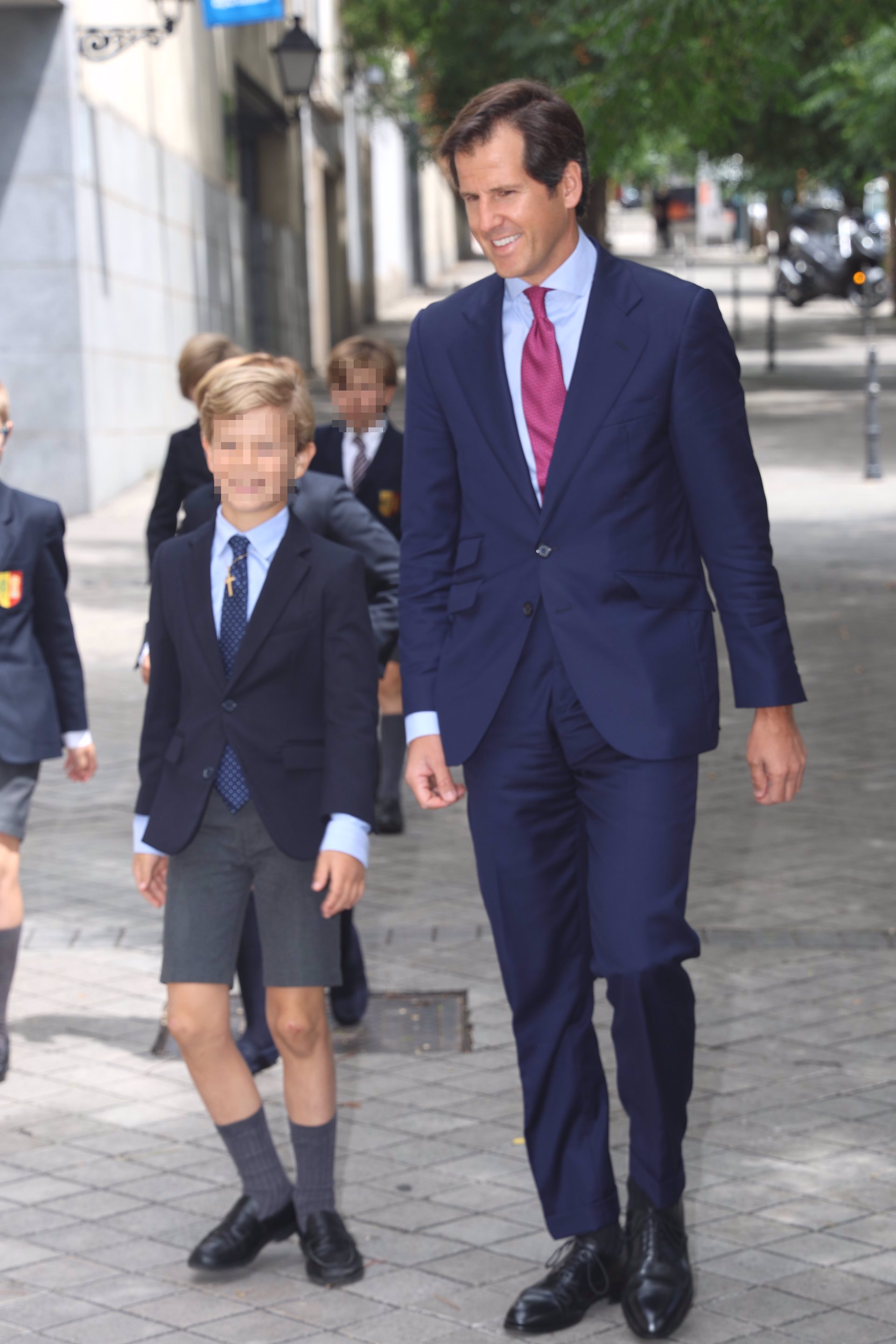 El protagonista del día ha llegado con su padre y sus compañeros de colegio