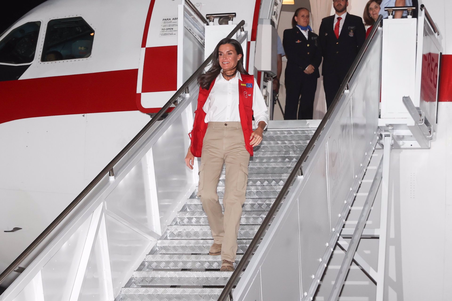 La Reina, bajando del avión con una gran sonrisa