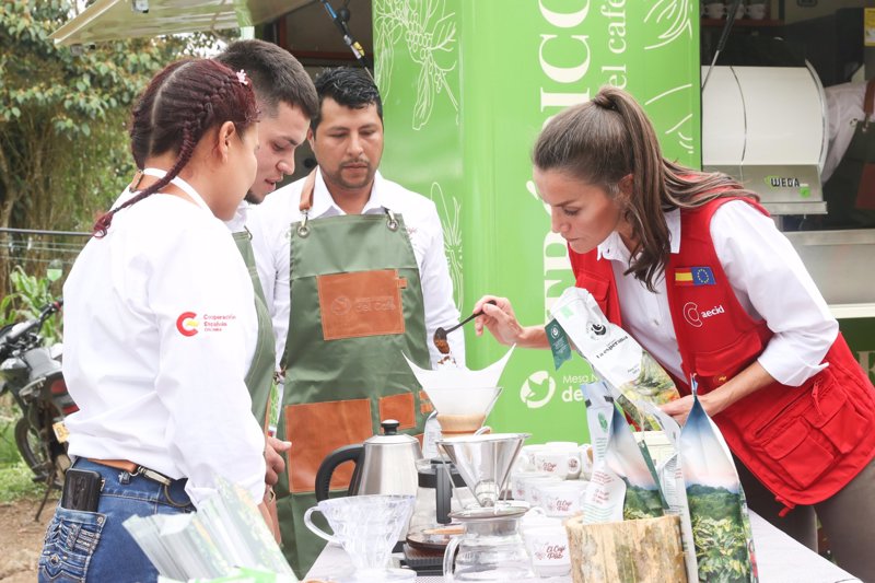 La Reina, muy interesada con el trabajo de los baristas