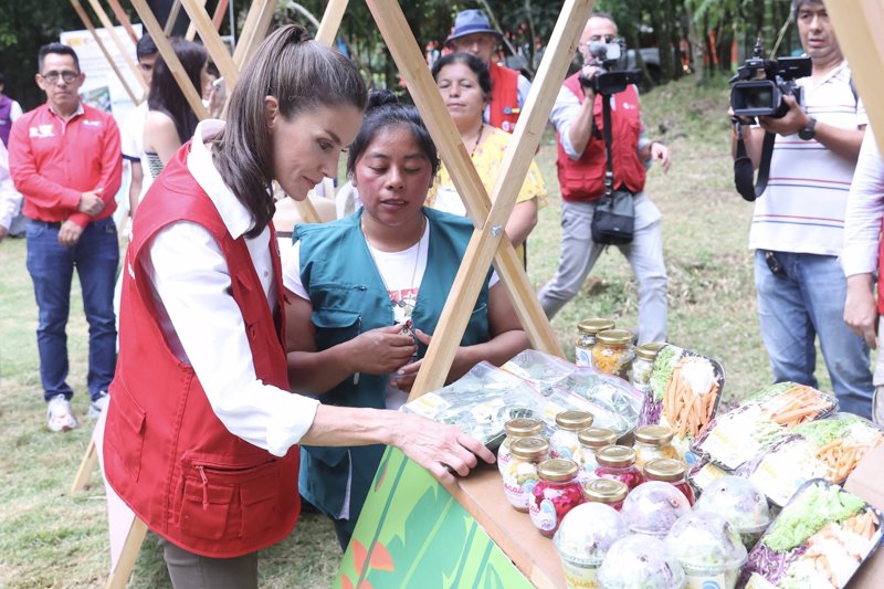 Doña Letizia, observando atentamente el trabajo local