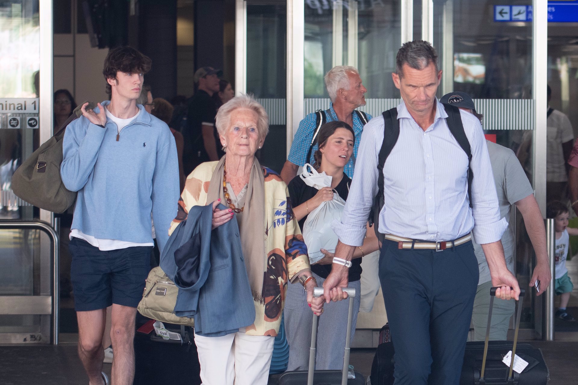 Iñaki Urdangarín, muy serio a su llegada a Ginebra con su madre y su hijo Pablo