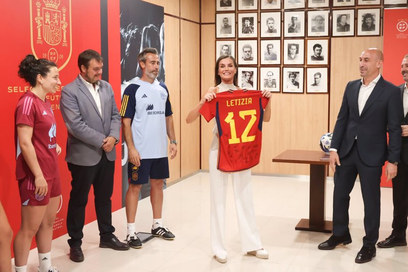 Doña Letizia ha visitado la concentración de la selección española en Las Rozas