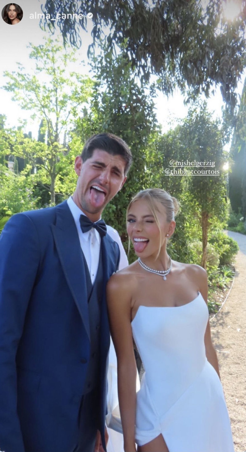 Los novios, posando con gesto divertido