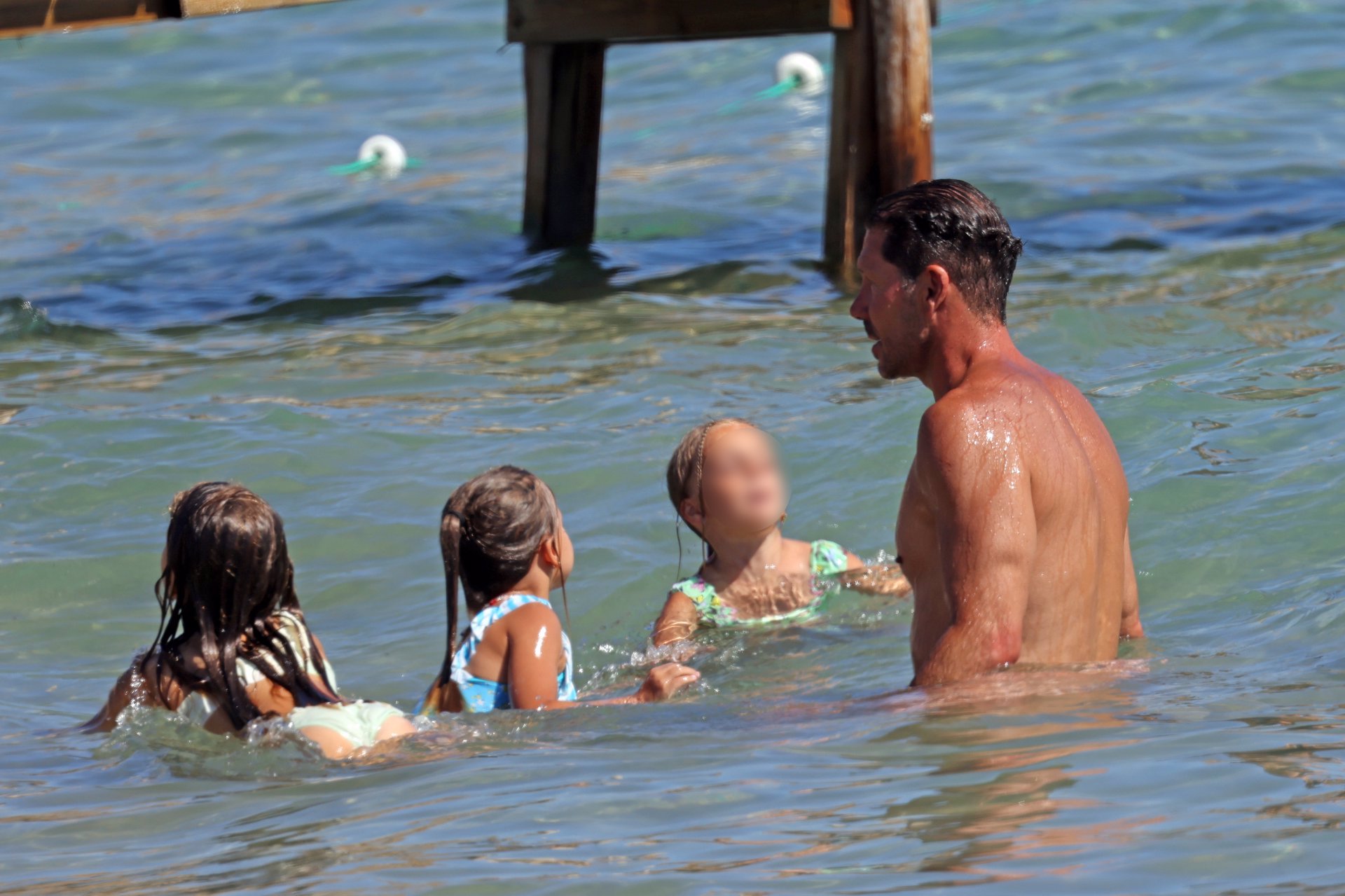 Simeone, con sus hijas en el agua