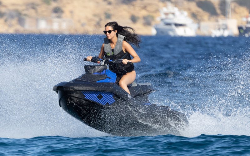 La joven es una amante de la velocidad