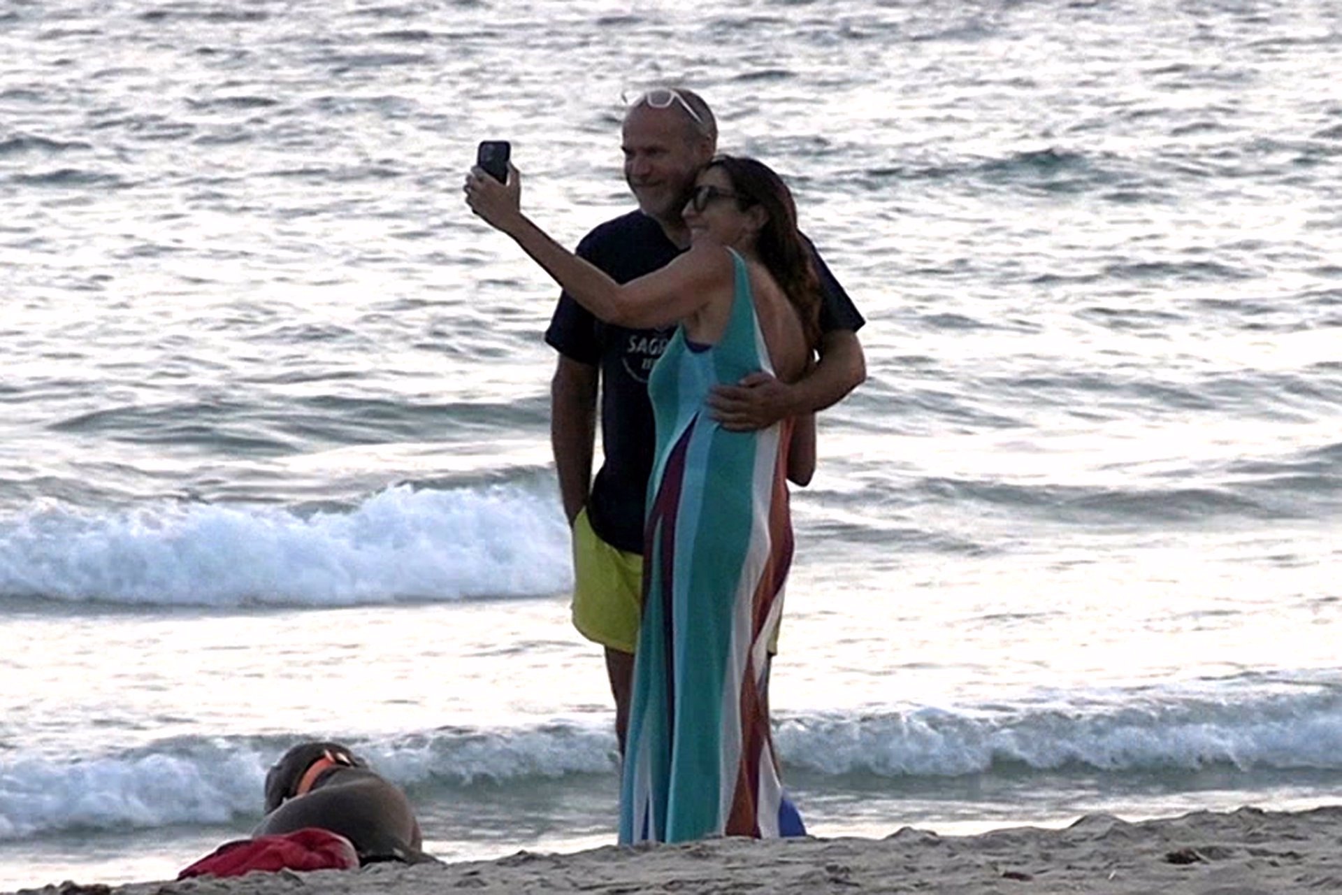 La pareja se hizo un selfie con el mar de fondo
