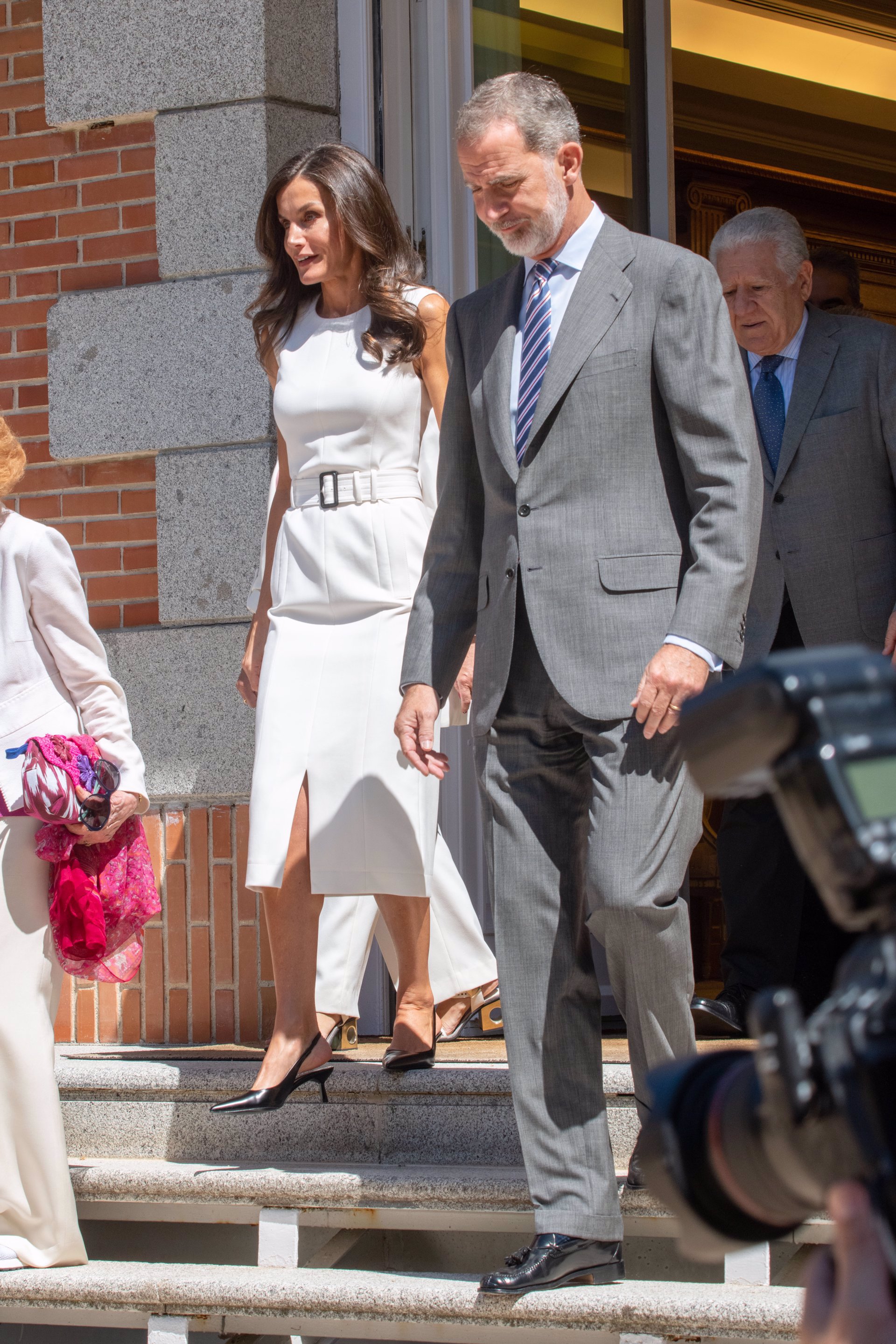 La Reina Letizia ha reciclado un vestido blanco de Hugo Boss