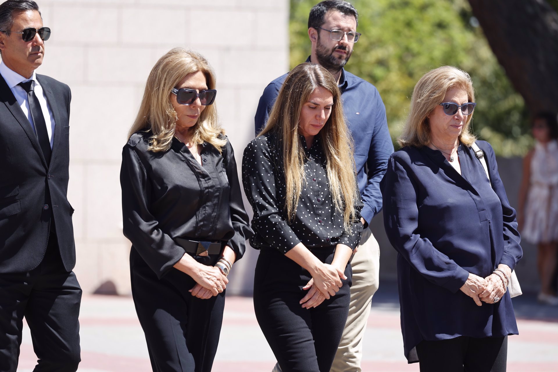 Maribel y Myriam Yébenes encabezando el cortejo fúnebre