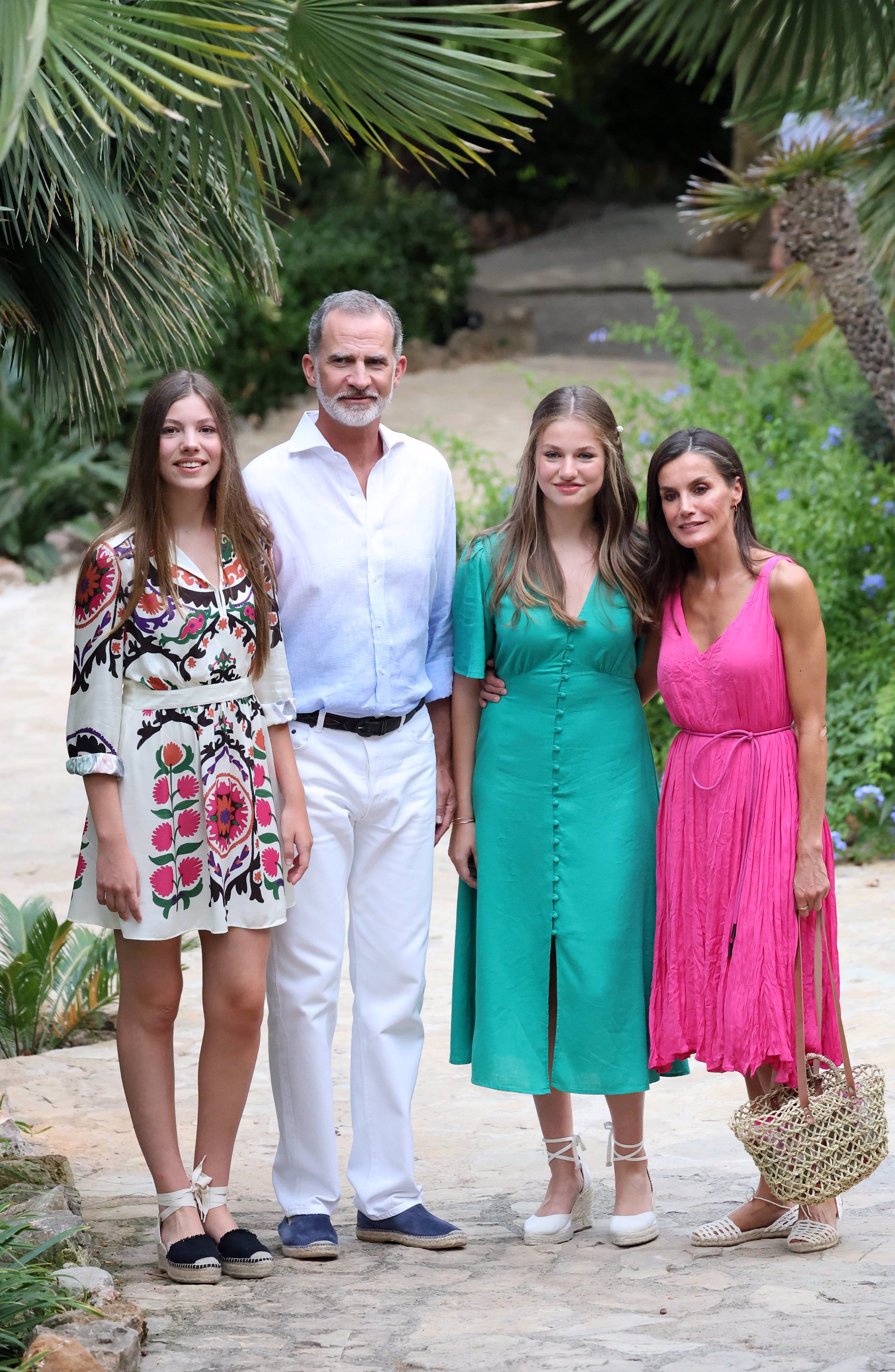 Los Reyes y sus hijas, durante su visita a los jardines de Alfabia