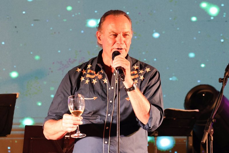 El cantante, con una copa de vino en la mano