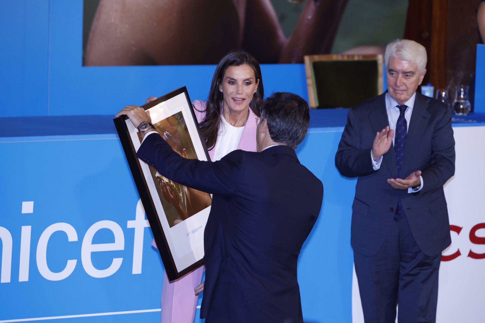 Su Majestad durante la entrega de premios