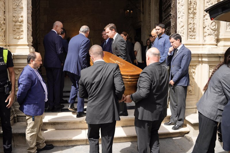 El féretro de María llegando al Ayuntamiento de Sevilla