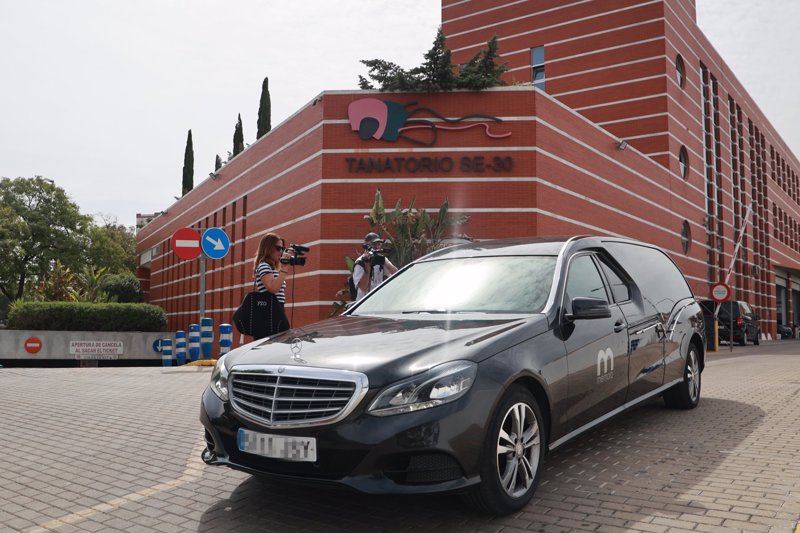 Coche fúnebre con los restos mortales de María Jiménez