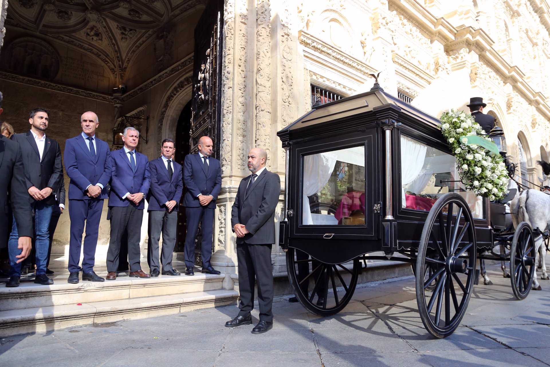 Los restos mortales de María han recorrido Sevilla en un coche de caballos