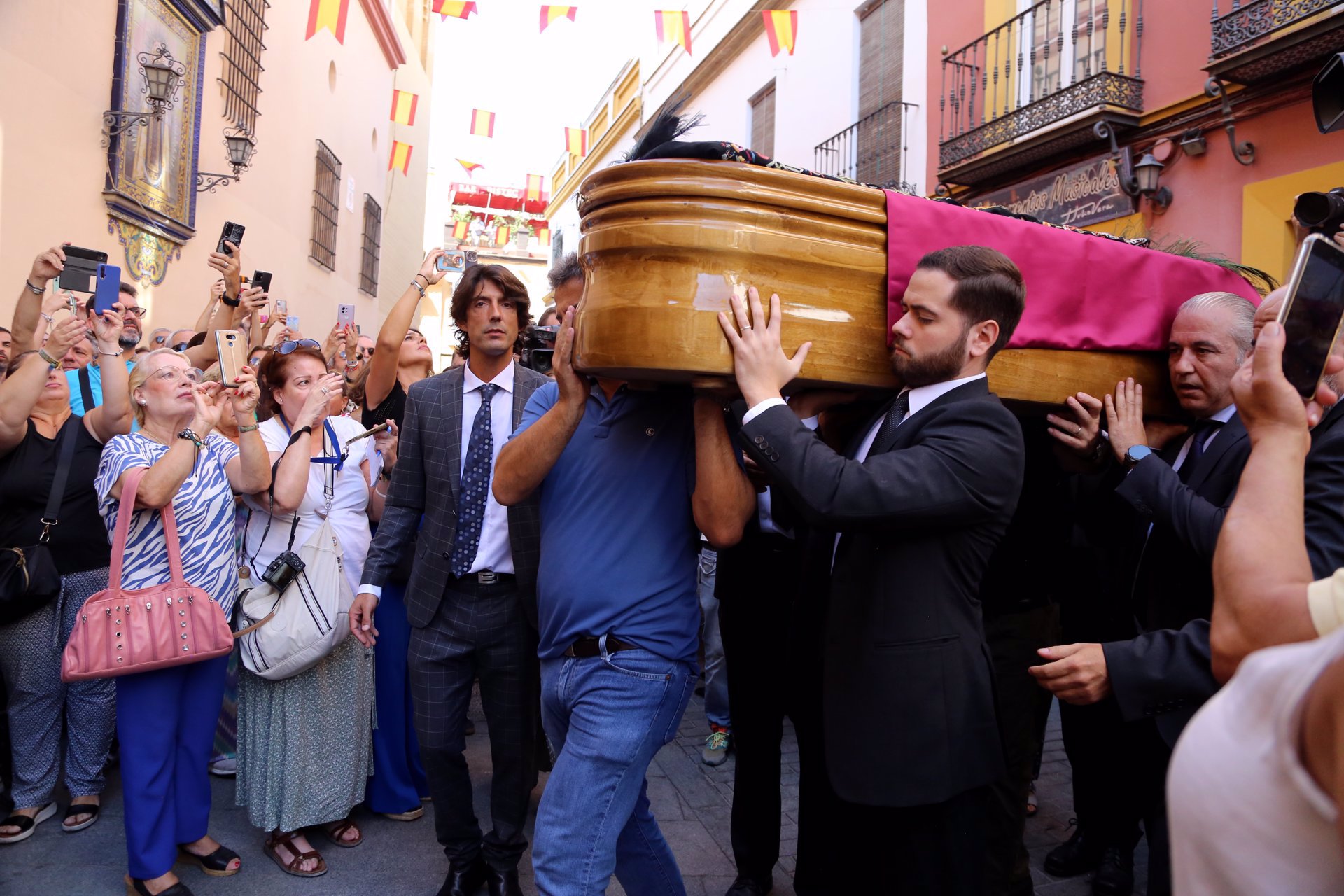 El féretro de María, llegando a la parroquia de Santa Ana en Triana