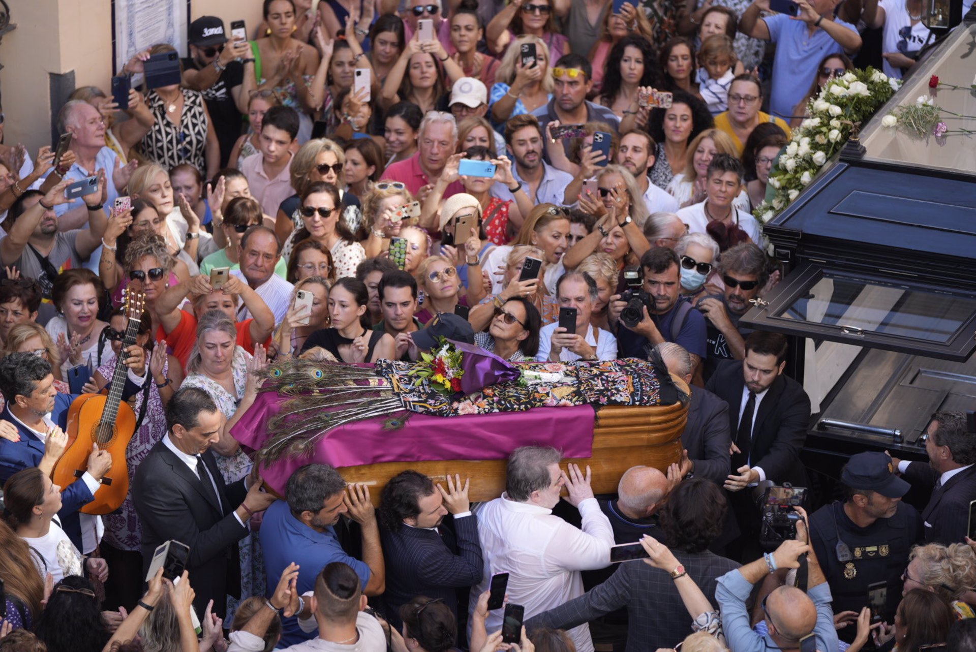 Cientos de personas han dado su último adiós a María