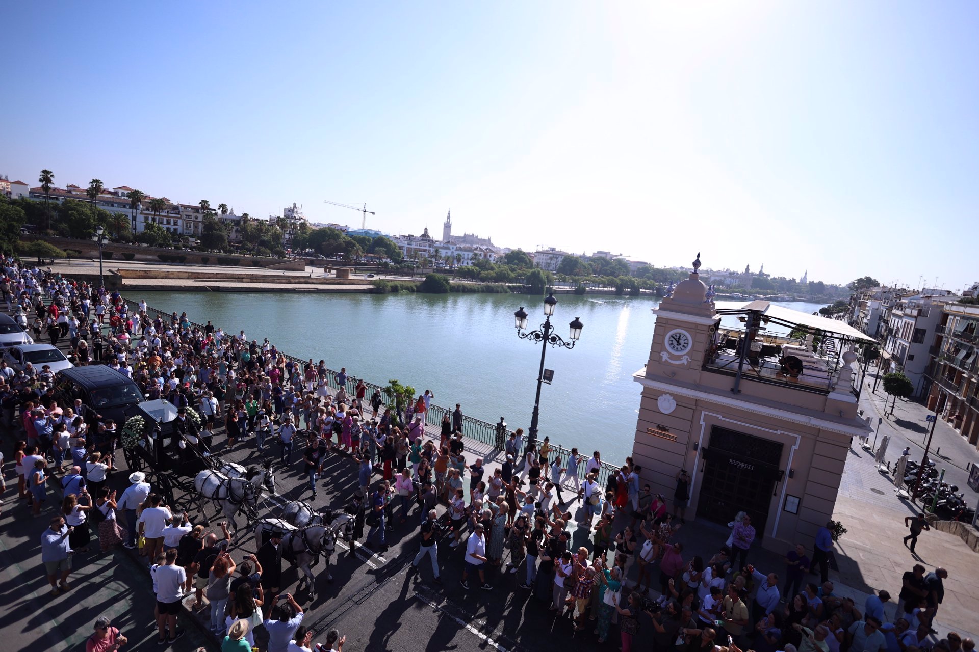 Impresionantes imágenes del cortejo fúnebre de la artista