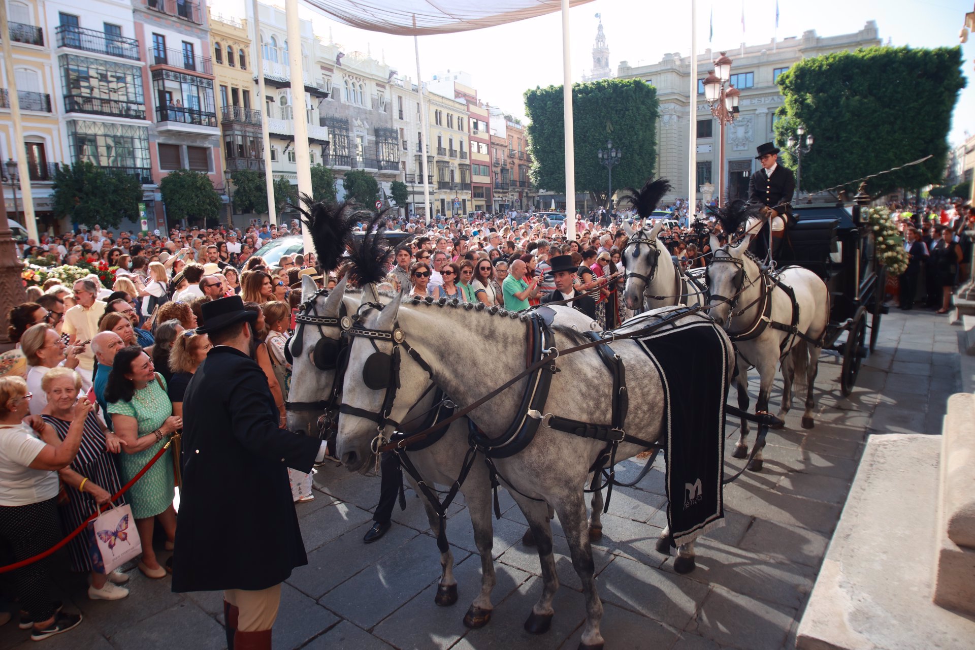 Carruaje que ha transportado los restos mortales de María Jiménez por Sevilla