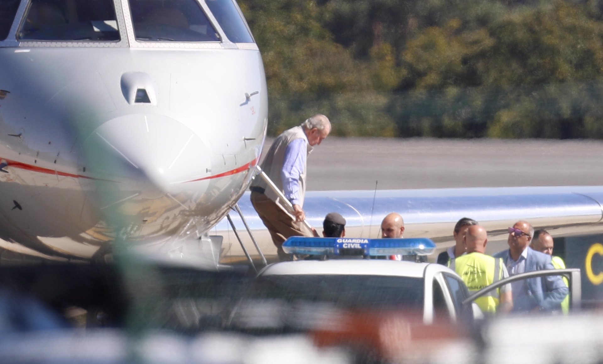 Don Juan Carlos descendiendo del avión