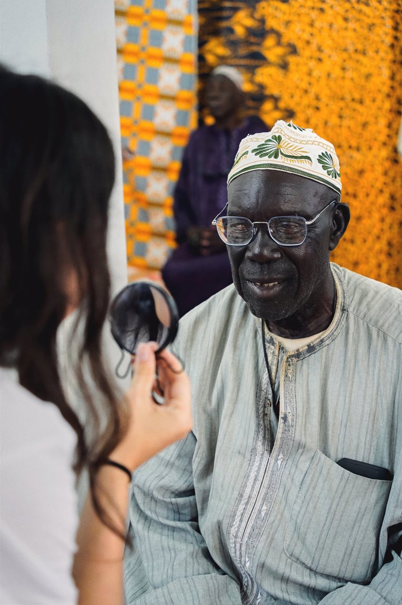 Uno de los senegaleses a los que han donado unas gafas graduadas para mejorar su calidad de vida