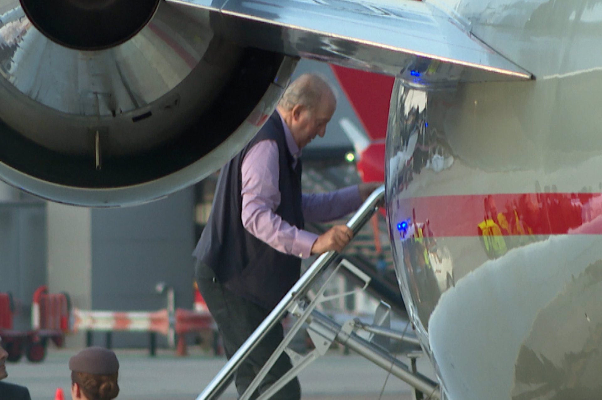 Don Juan Carlos, subiendo la escalerilla del avión de regreso a Abu Dabi