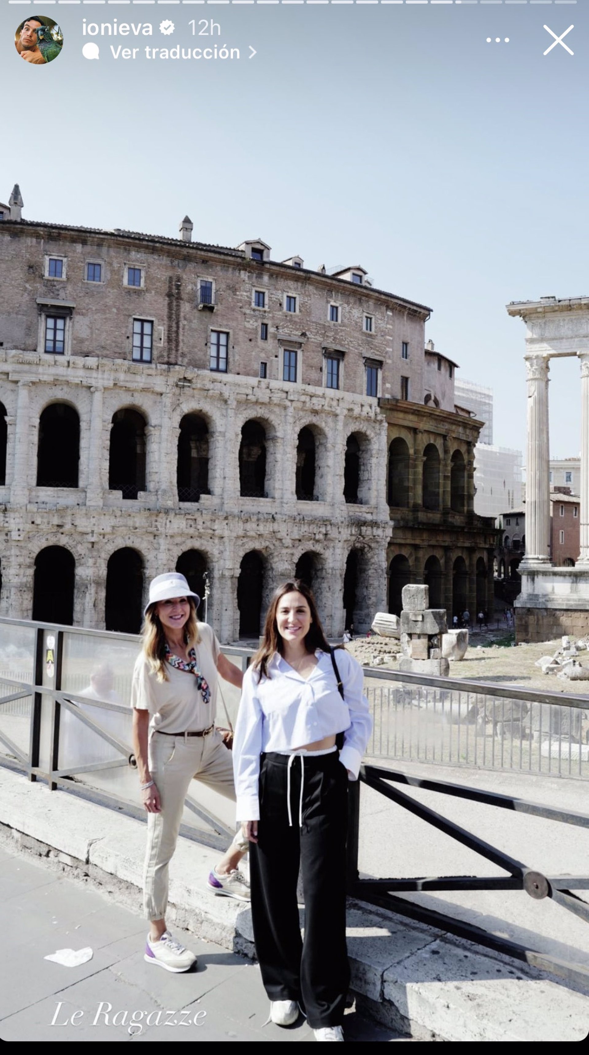 Tamara Falcó y Carolina Molas, posando ante el Coliseo