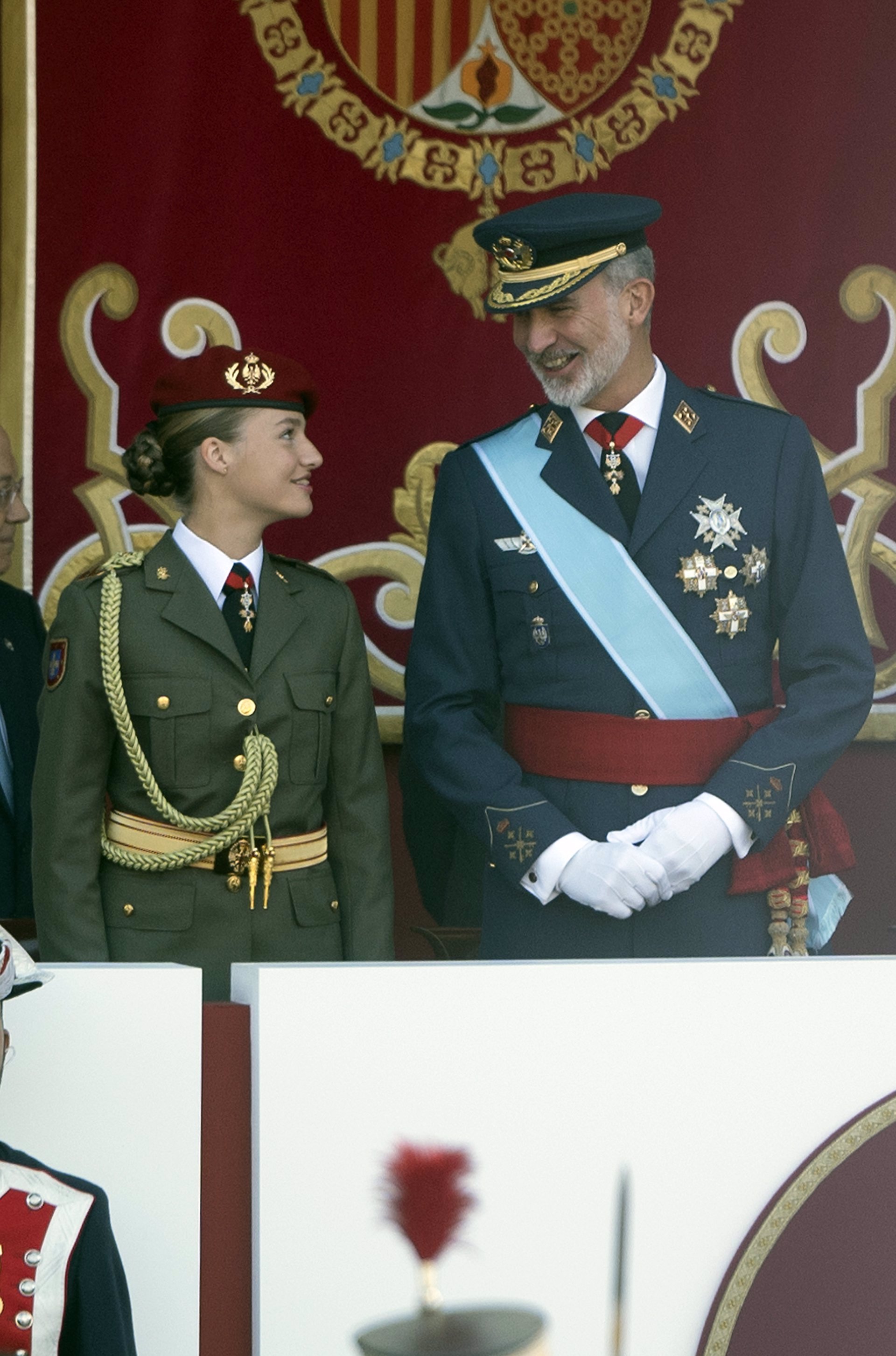 El rey Felipe y otros 'royals' que lucen con orgullo el uniforme