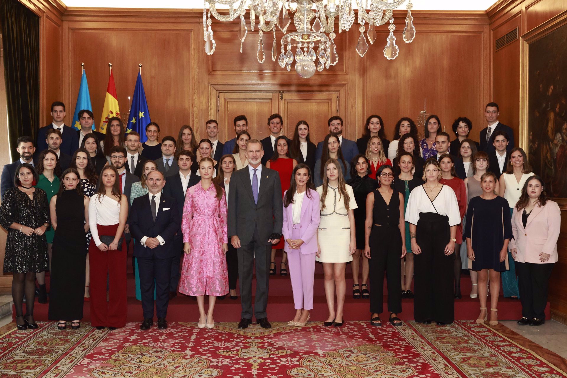 Foto de familia en la audiencia a los premios Fin de Carrera 2022 de la Universidad de Oviedo