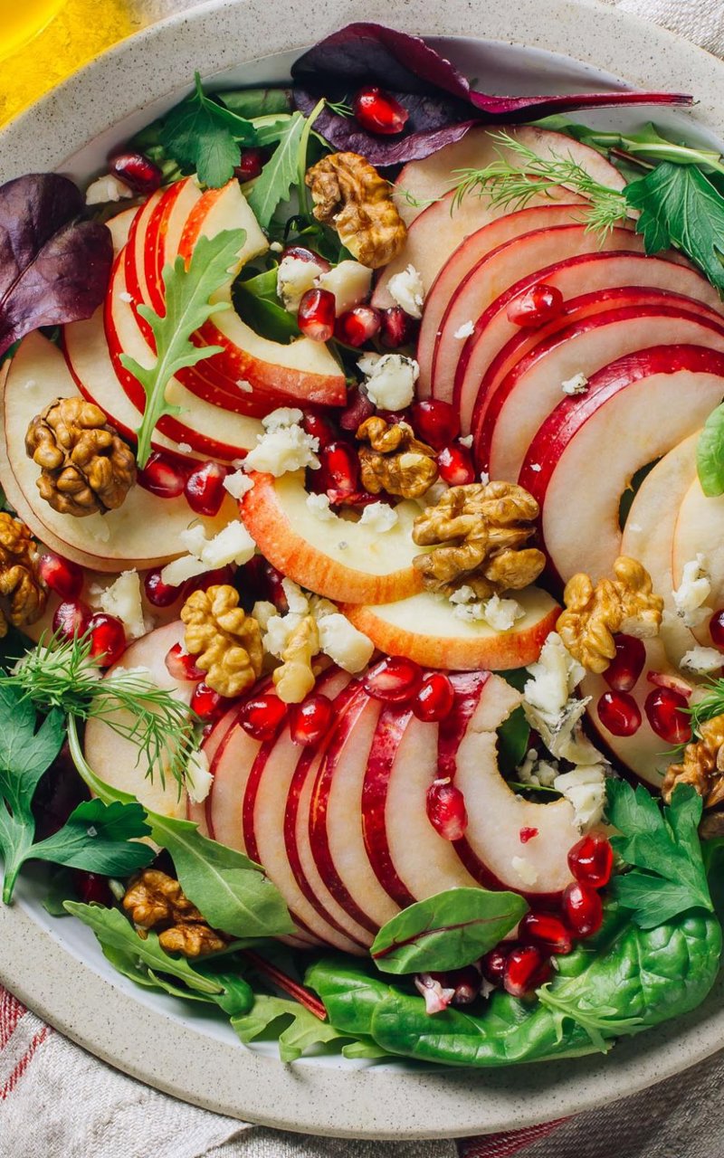 Ensalada de brotes tiernos, manzana, granada, queso azul y eneldo