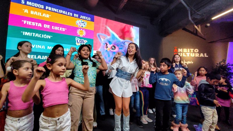 La influencer ha enseñado a varios niños la coreografía de Furby Dance