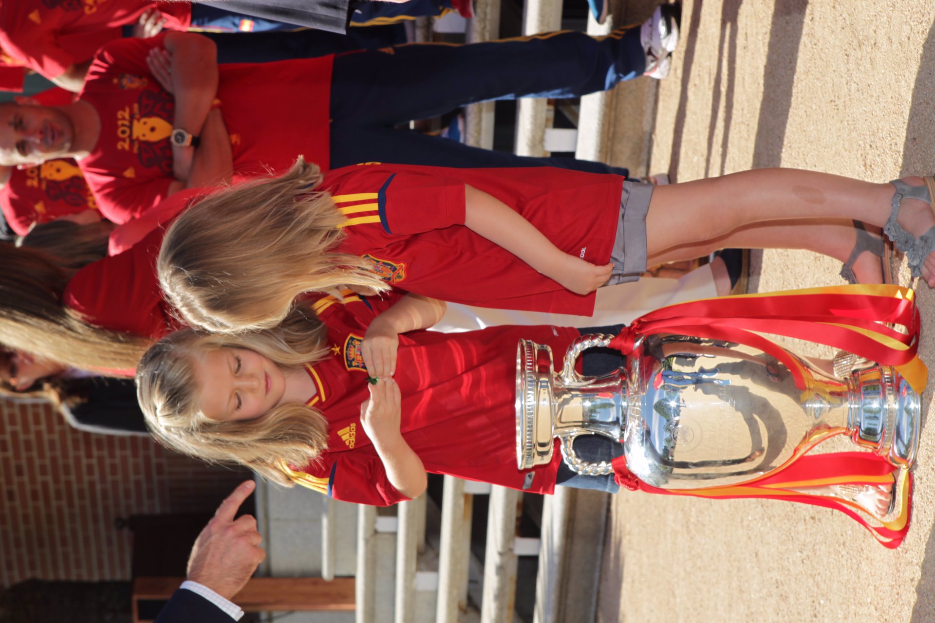 Leonor y Sofía, ataviadas con la camiseta de La Roja