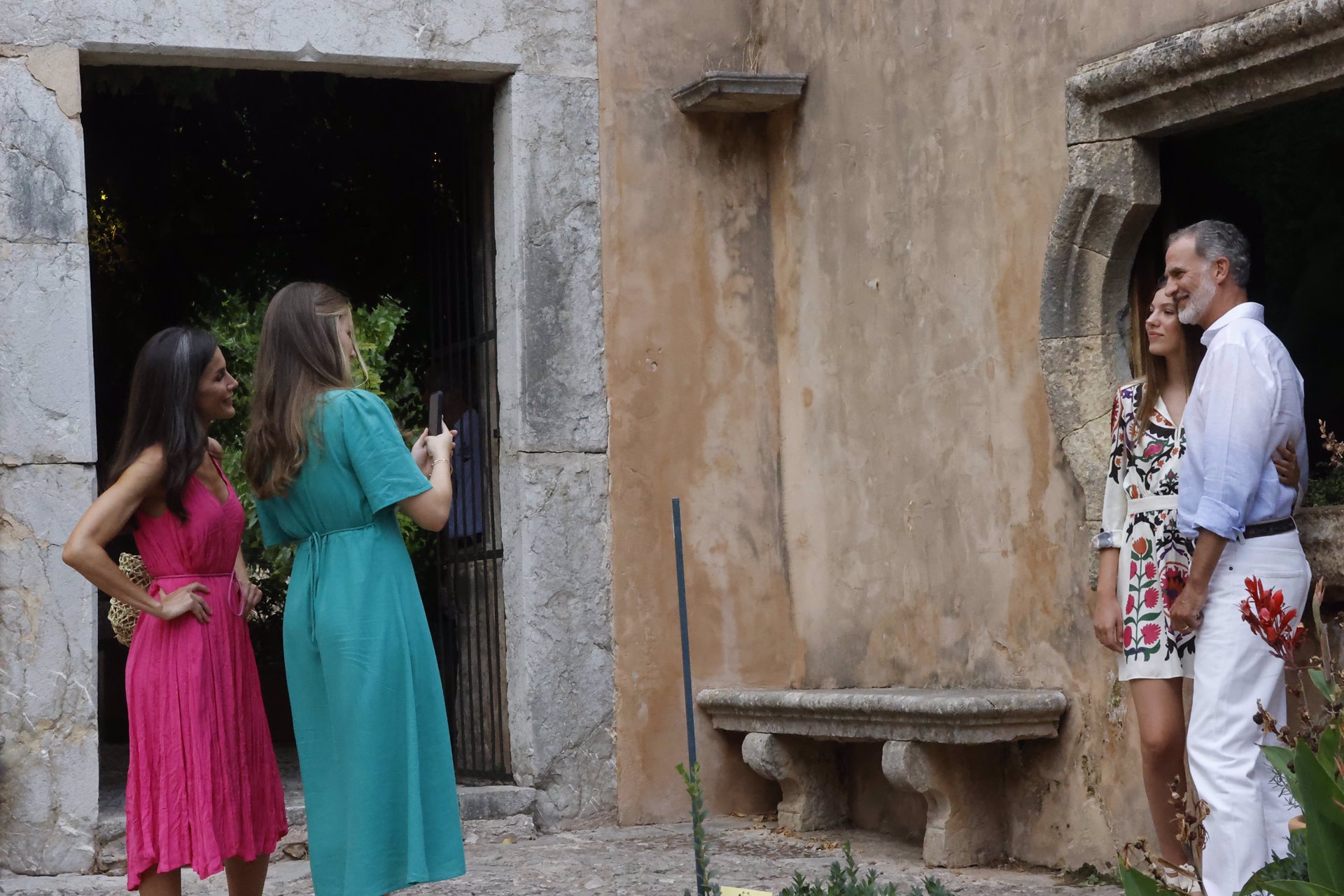 Leonor fotografiando al Rey y a la Infanta Sofía