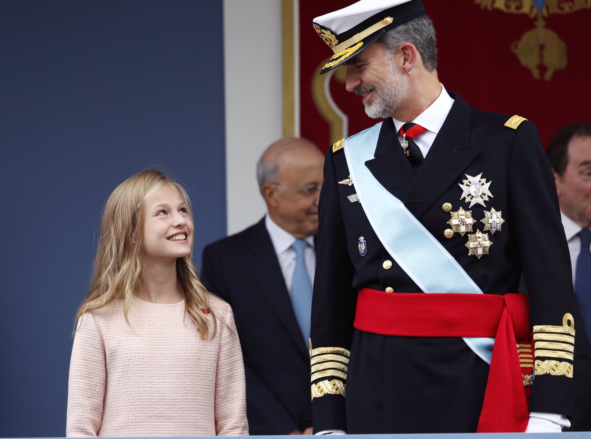 Don Felipe y Leonor se miran cómplices en un desfile de las Fuerzas Armadas